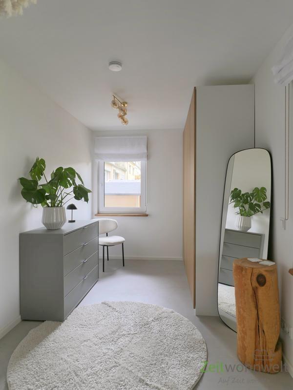 Standspiegel und Schlafzimmerschrank