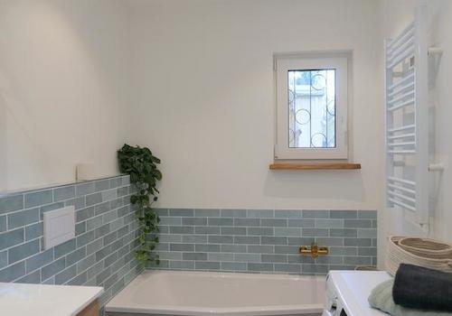 Wanne und Waschmaschine