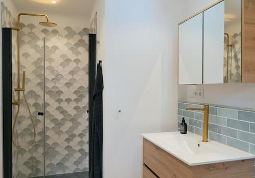 Waschtisch und Designerdusche