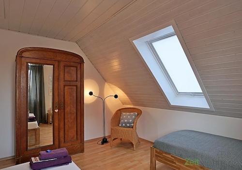 Kleiderschrank und Gästebett