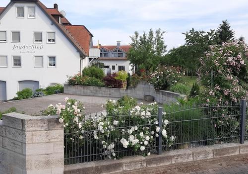 Außenansicht mit Stellplatz