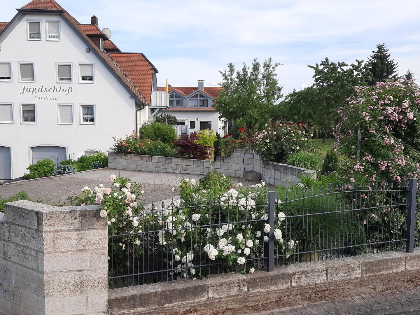 Außenansicht mit Stellplatz