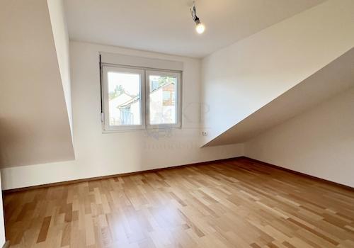 ZIMMER IM DACHGESCHOSS