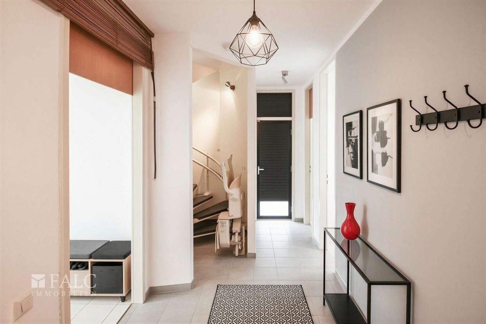 Flur im unteren Wohnbereich - (KI generiert)