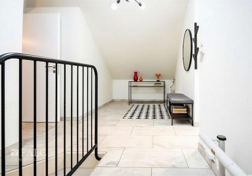 Flur – obere Ebene - (KI generiert)