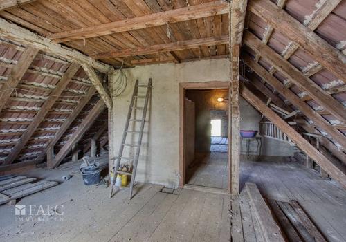 Ausbaupotenzial Dachboden Straßenseite I