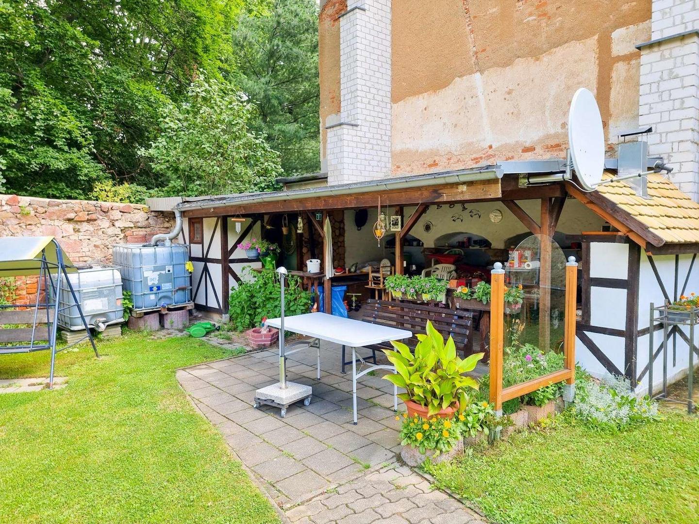 Idyllische Sitzecke im Garten