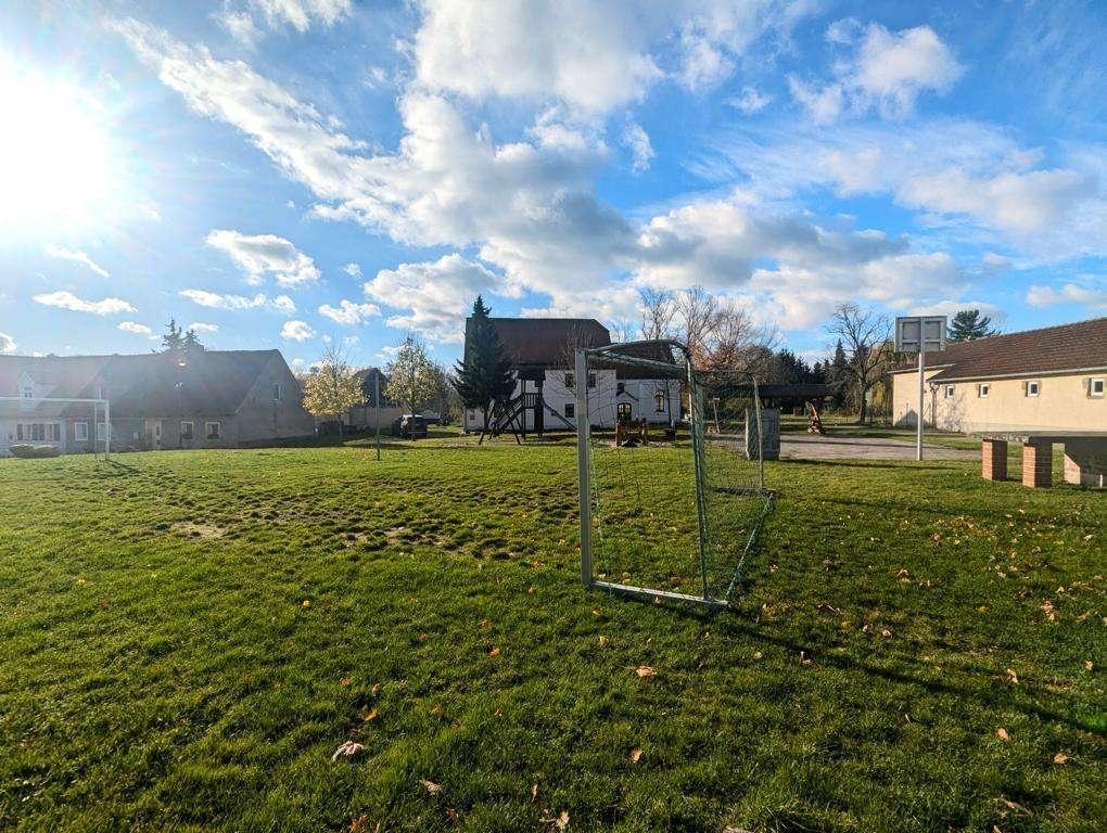 Sportplatz vor dem Haus