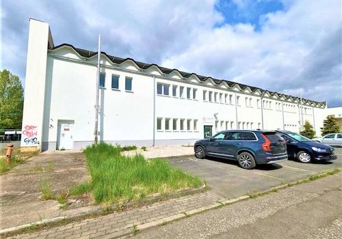 Außenansicht mit Parkplatz