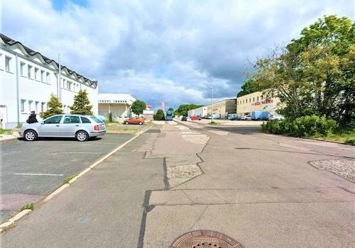 Außenansicht mit Straße