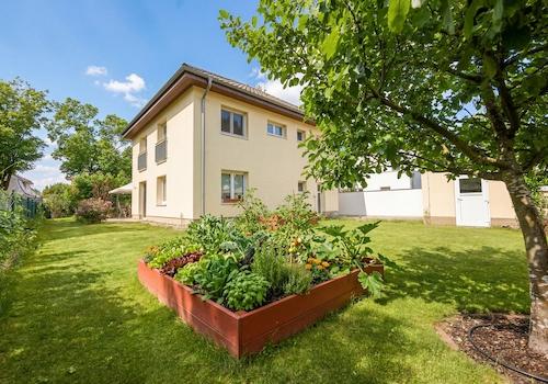 Rückseite Blick mit Garage