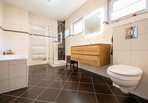 Bad mit Wanne und Dusche