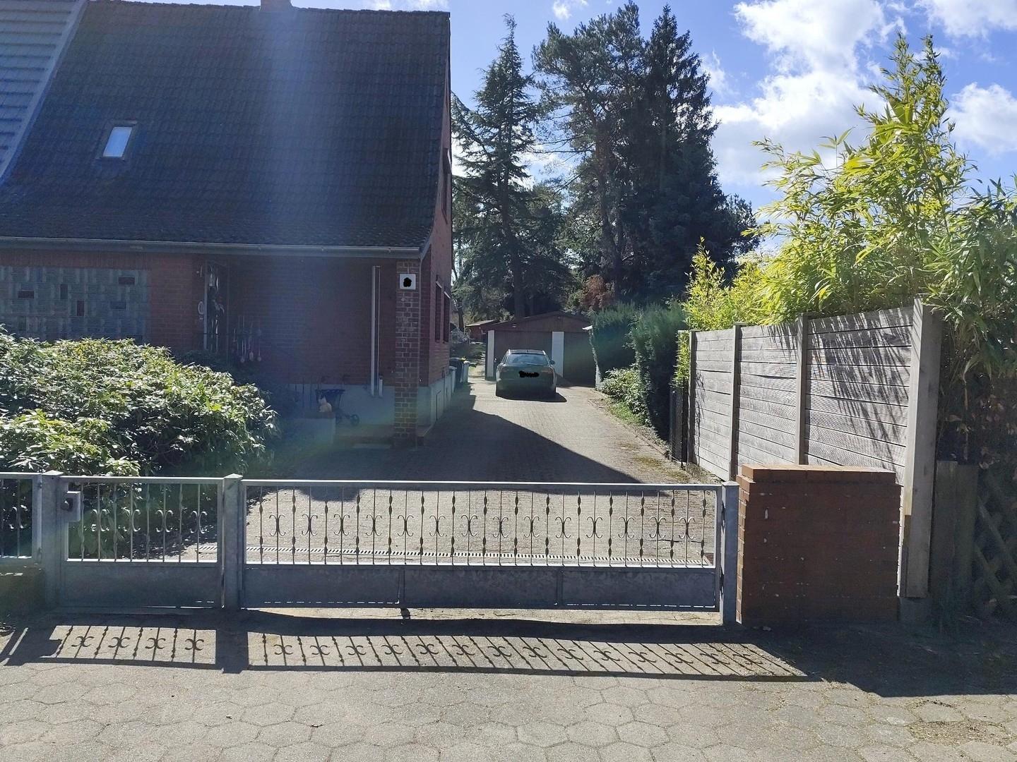 DHH straßenseitig / Zufahrt