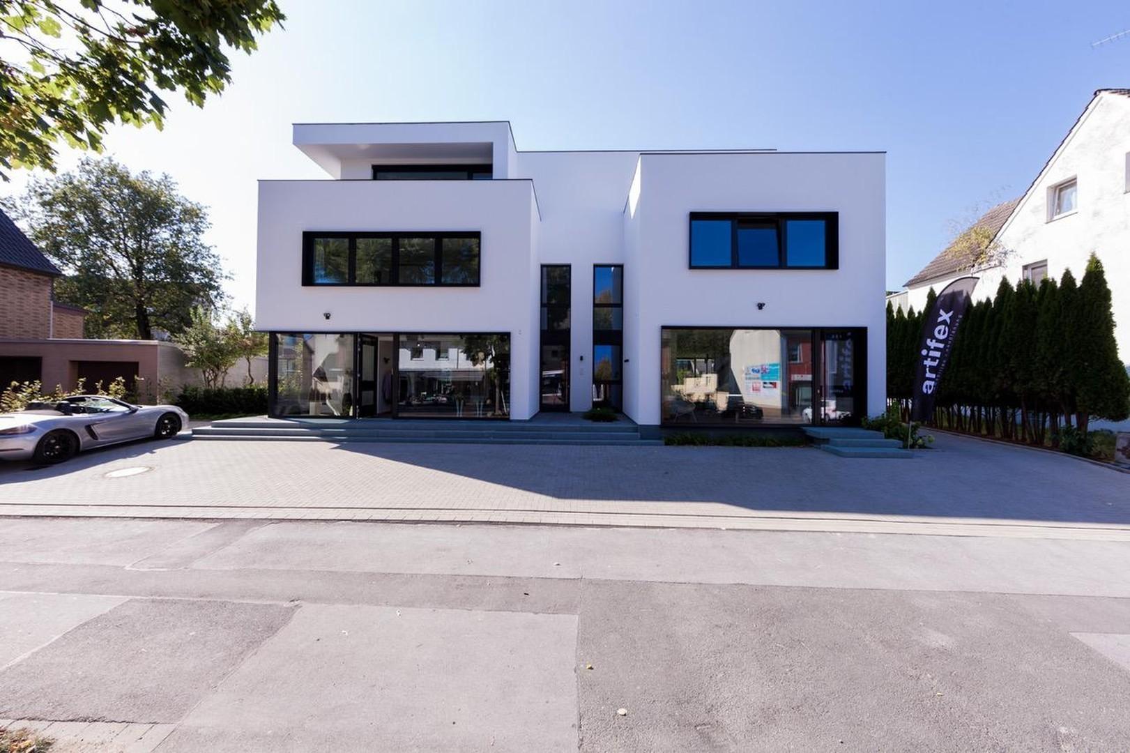 Strassenansicht mit Stellplätz