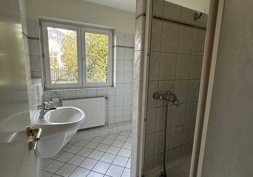 helles Bad mit Dusche und Fenster