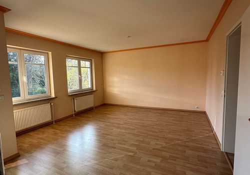 helles Wohnzimmer mit Balkon