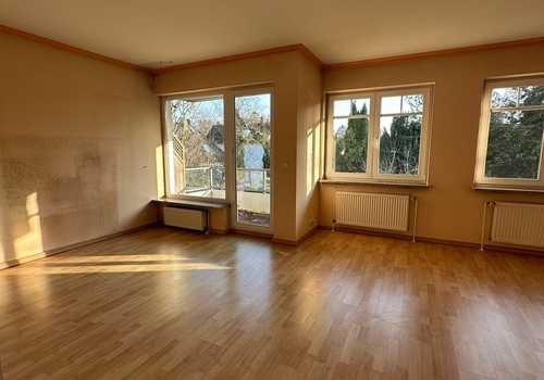 Wohnzimmer mit Zugang zum Balkon