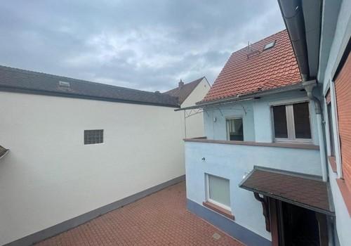 Innenhof u. überdachter Balkon