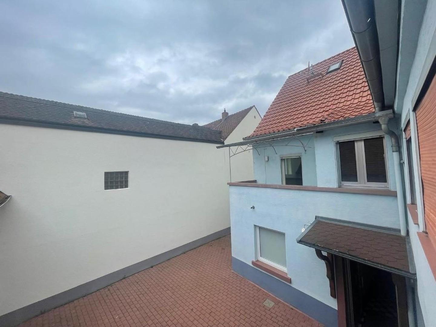 Innenhof u. überdachter Balkon