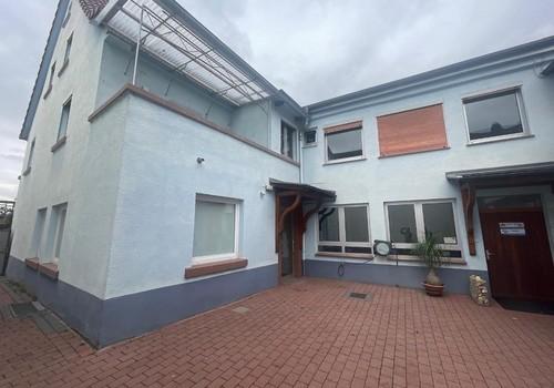 Vorderhaus mit Nebengebäude