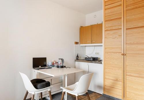 kleine Küche und Schrank