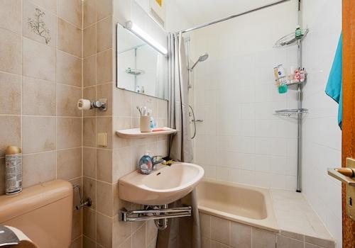 Badezimmer mit Dusche