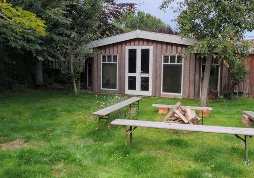 Gartenblick nach Norden mit Gartenhaus