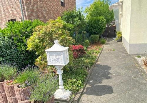 seitlicher Vorgarten