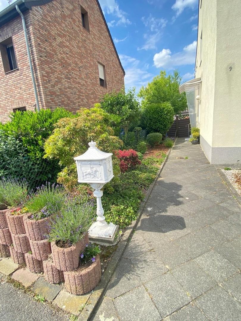 seitlicher Vorgarten