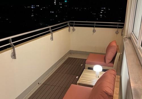 Großzügiger, beleuchter Balkon