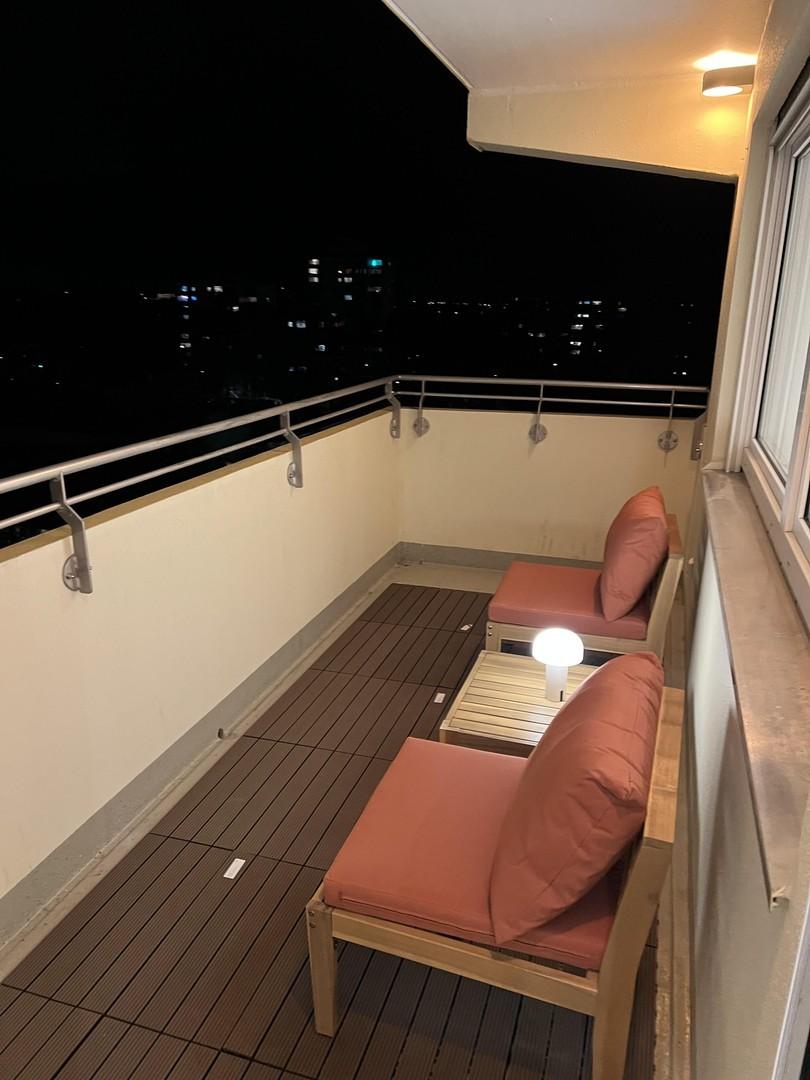 Großzügiger, beleuchter Balkon