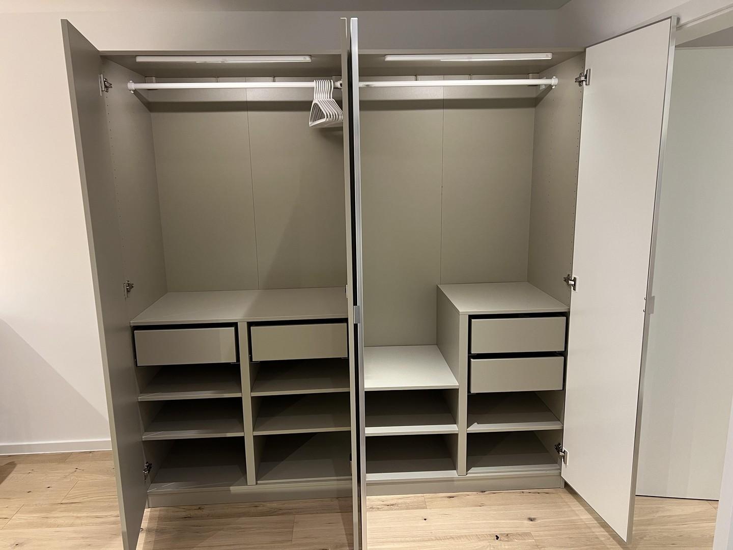 Großzügiger Kleiderschrank