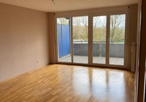 Wohnzimmer mit Parkettboden