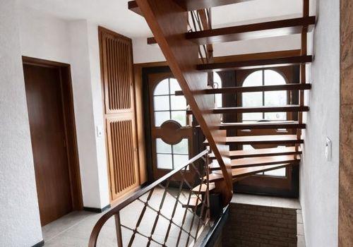 Flur mit Kellertreppe