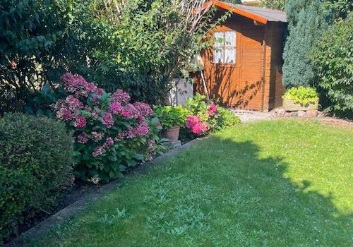 Garten mit Gartenhäuschen