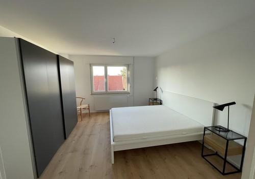 Schlafzimmer mit großem Bett