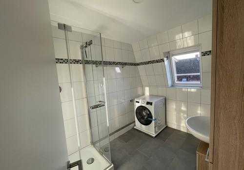 Duschbad mit Washmaschine
