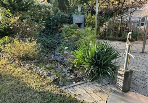 Zierfluss mit Zisterne