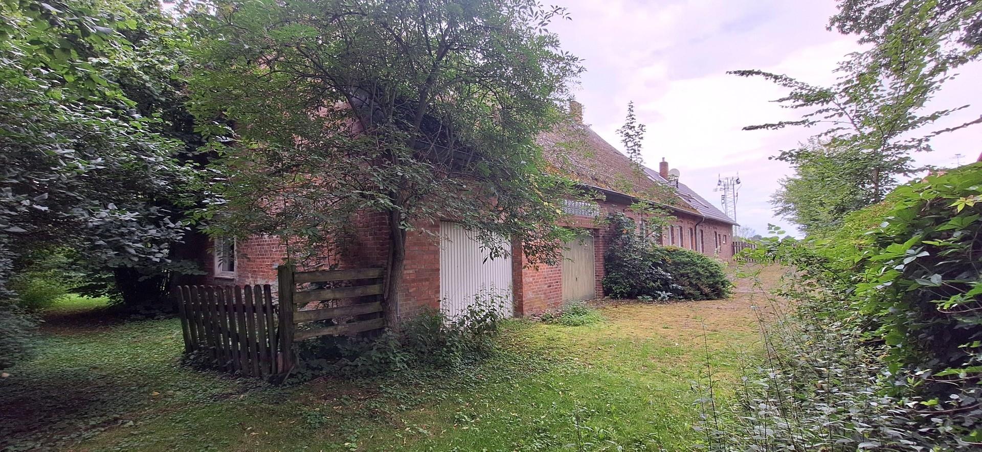 Wohnhaus Einfahrt und Garagen