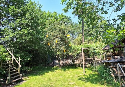 Baumhaus und Hühnerauslauf