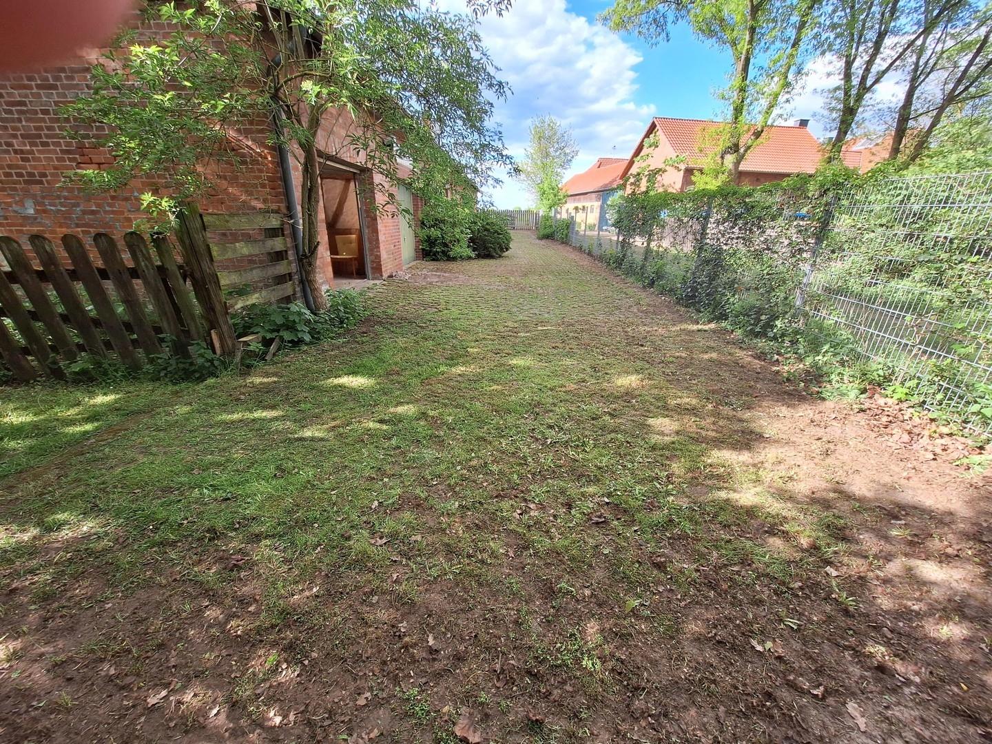 Wohnhaus Einfahrt und Garagen