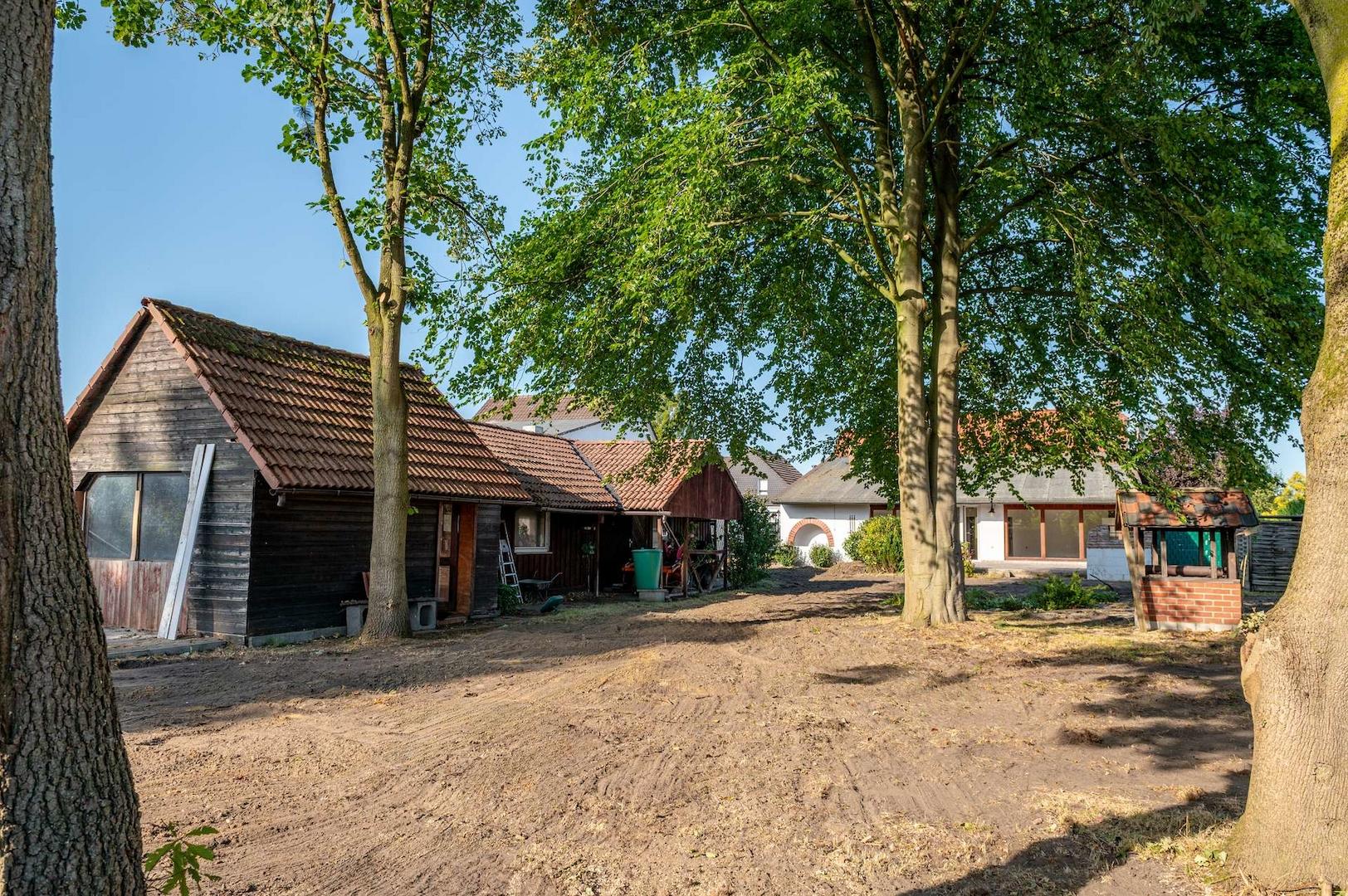 Blick auf Gartenhäuschen