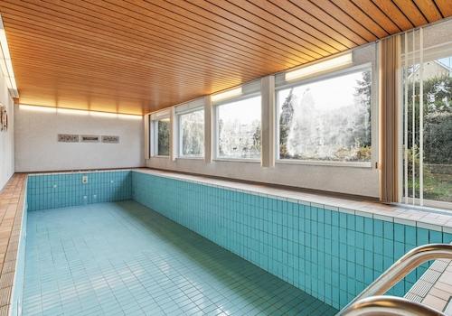 Indoor-Schwimmbad mit Terrasse