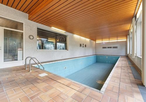 Indoor-Schwimmbad