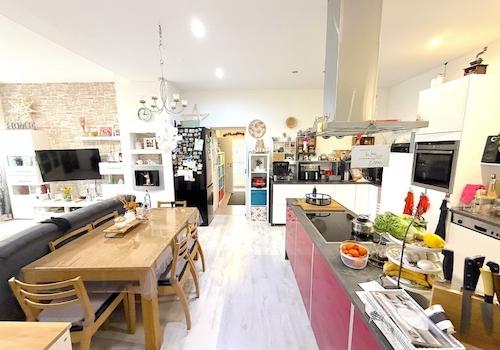 KÜCHE UND WOHNBEREICH