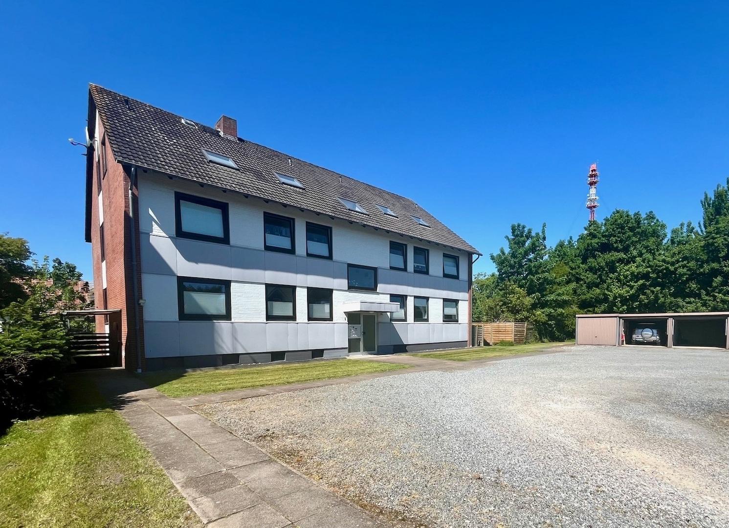 Außenansicht mit Parkplatz und Garage