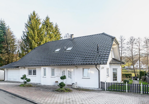 Gebäudefront mit Garage 