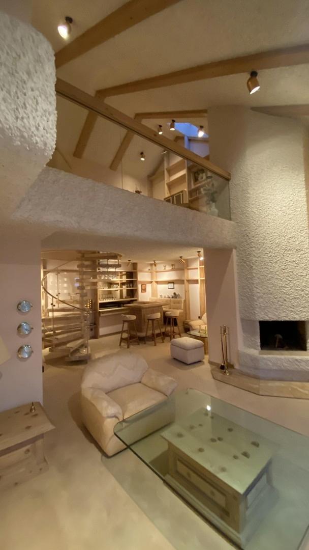 Wohnzimmer und Barbereich