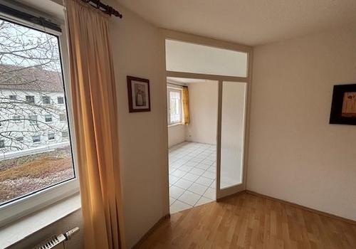 Blick aus Wohnzimmer in Küche