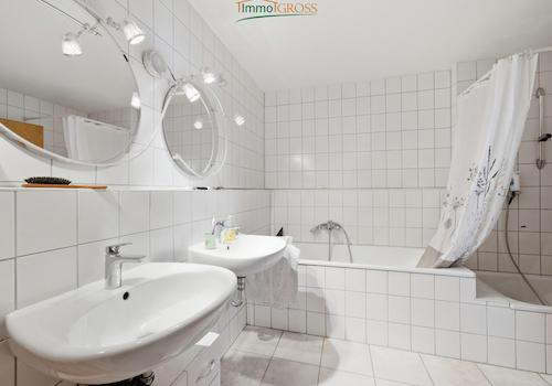 Großes Badezimmer mit Badewanne